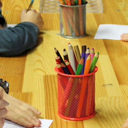 Kinder beim zeichnen